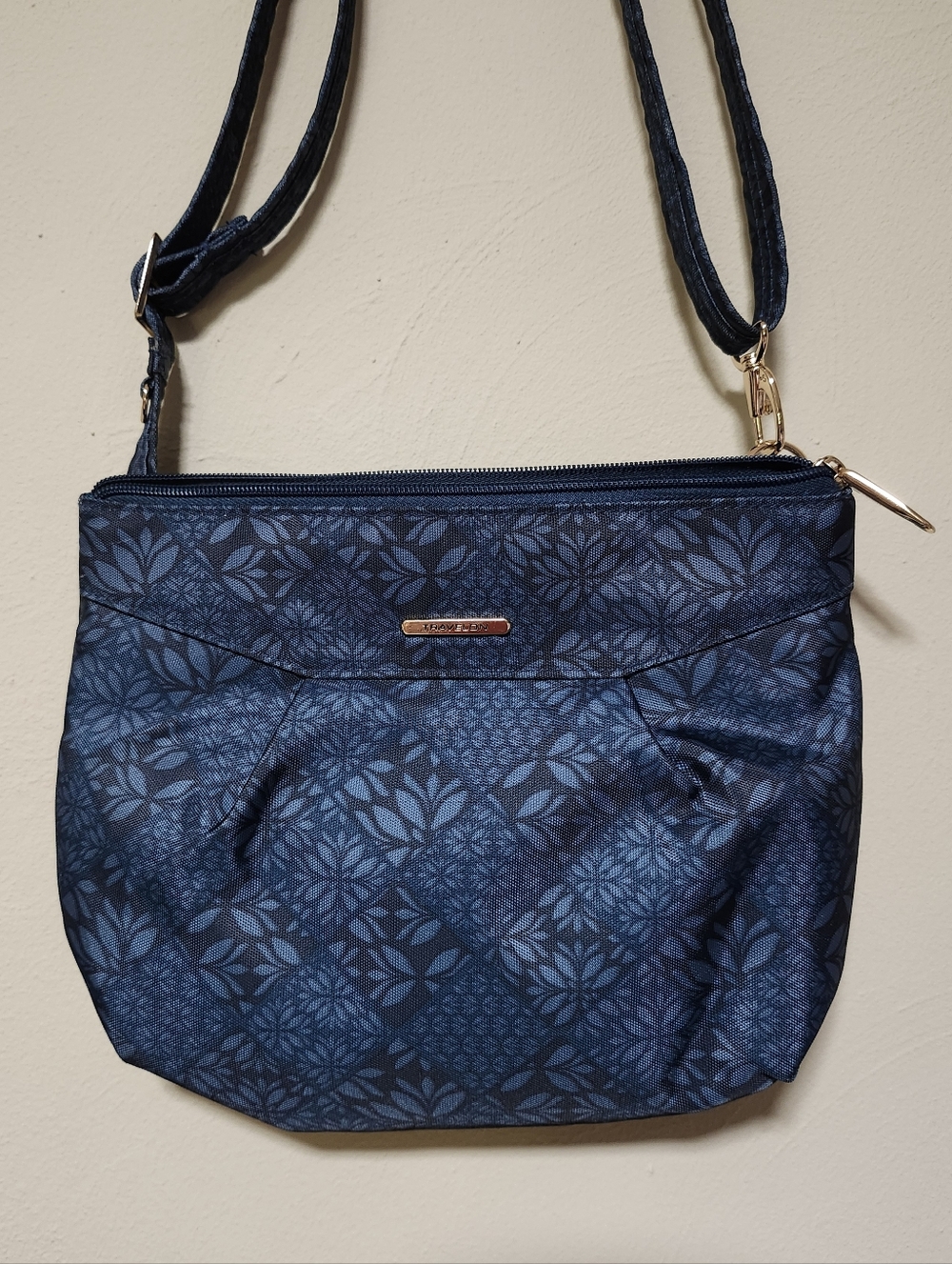 Travelon Crossbody Locking Bag